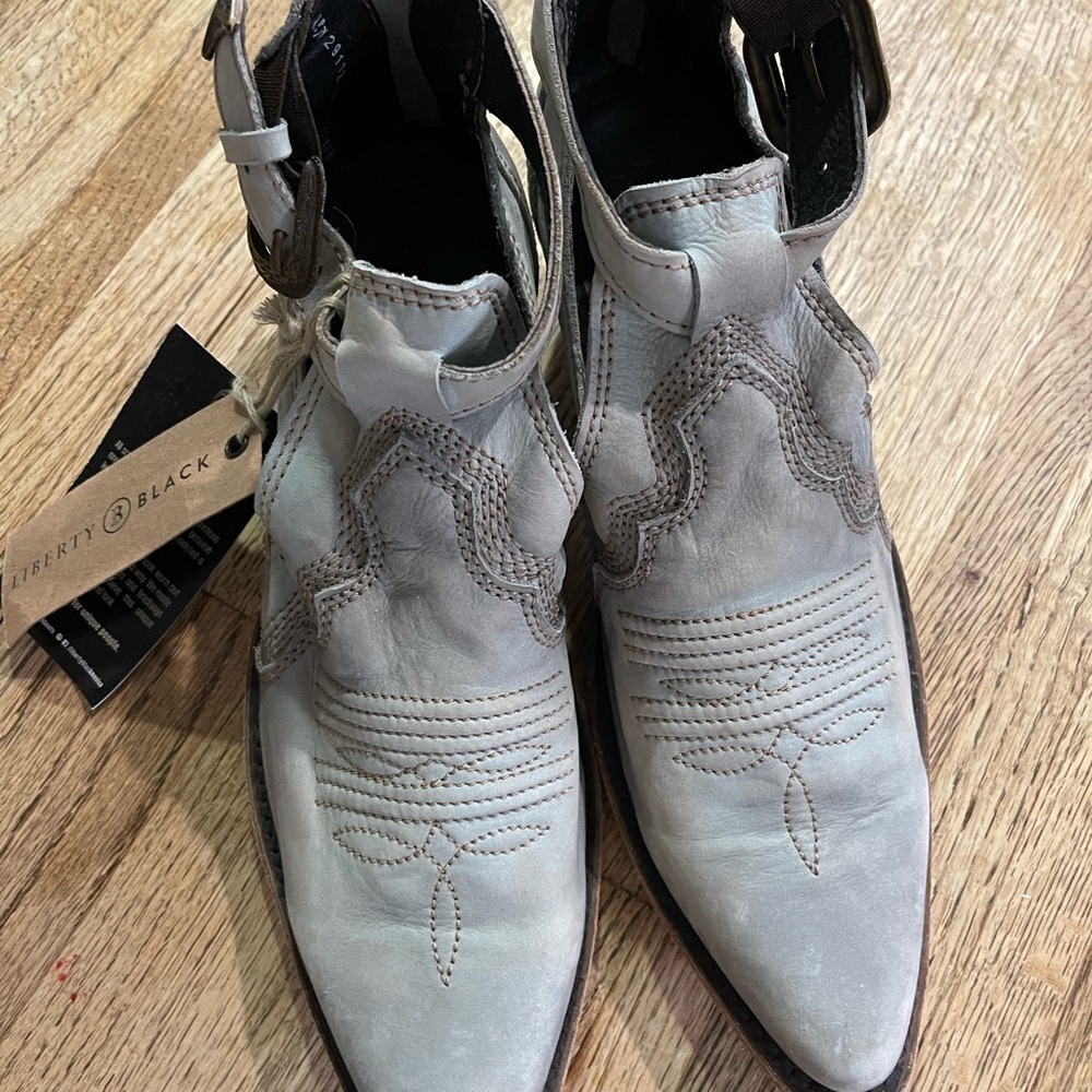 LIBERTY Black Sully Size 9